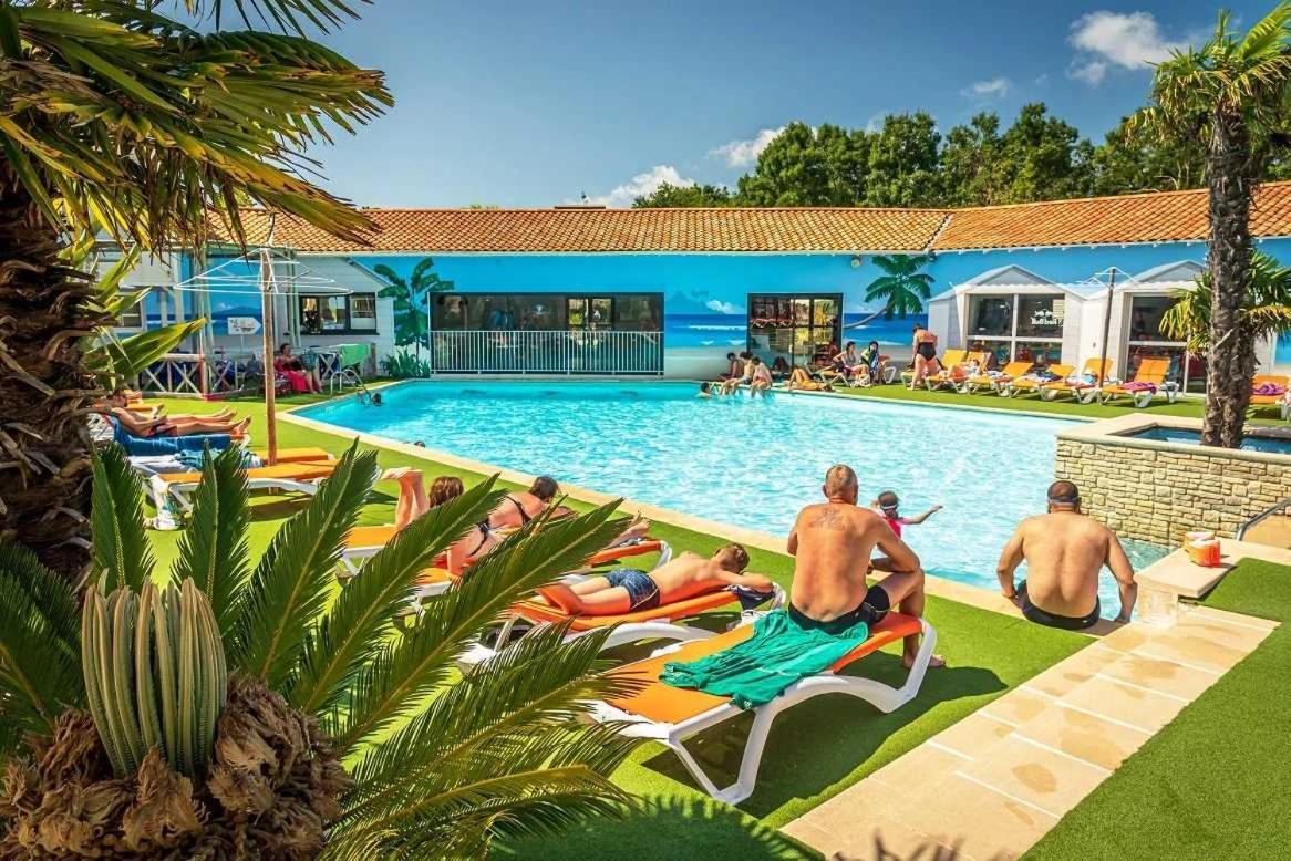 Camping 4 Etoiles - Parc Aquatique - Eei0Fi Saint-Georges-d'Oleron Exteriör bild