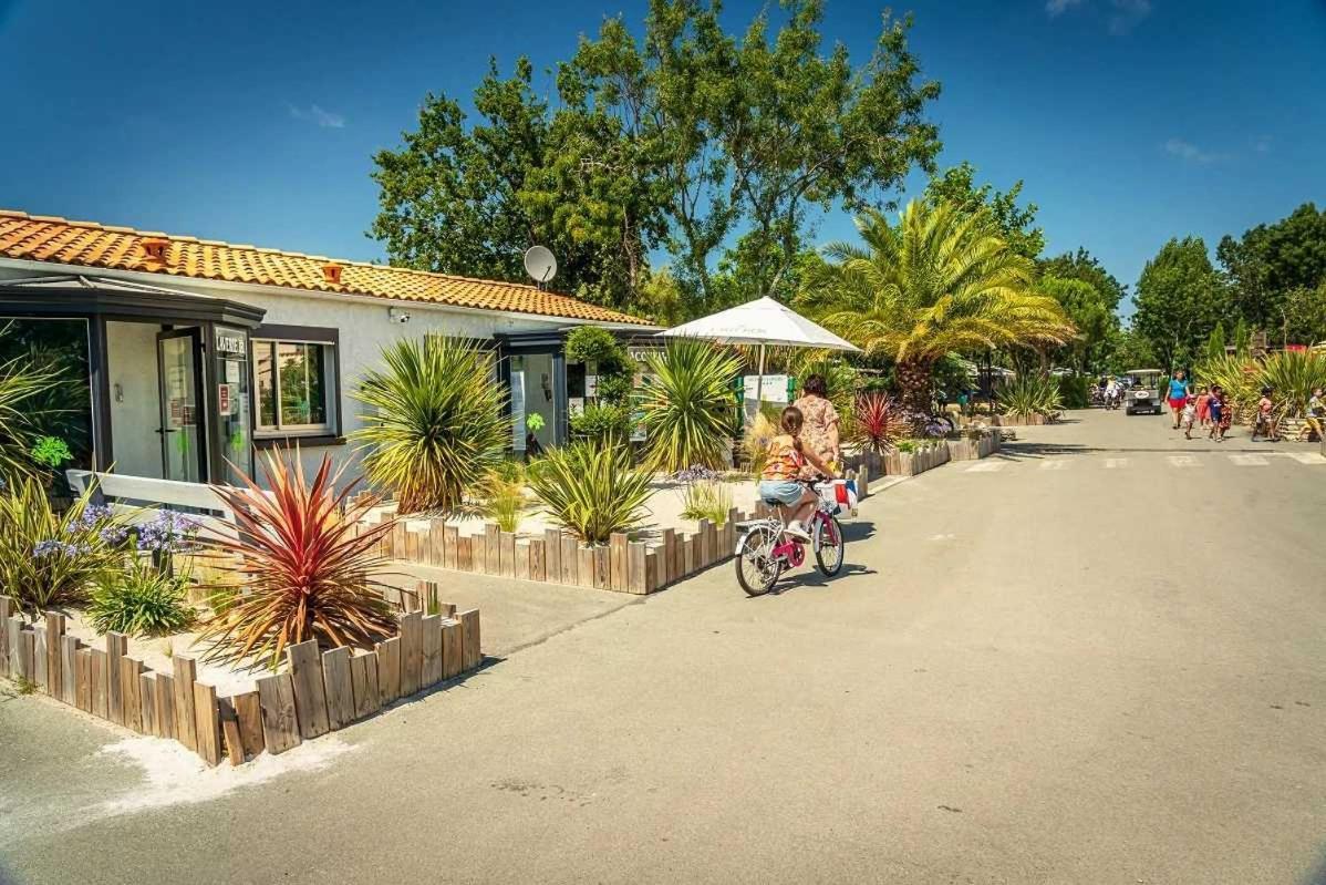 Camping 4 Etoiles - Parc Aquatique - Eei0Fi Saint-Georges-d'Oleron Exteriör bild